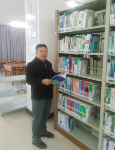 认真查阅资料.png