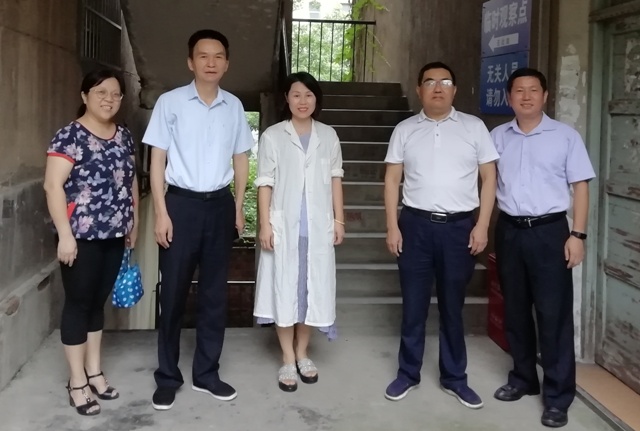 1593534188467074962.jpg 党委委员、常务副校长刘寒波(左二)和党委委员、副校长王焕清(右一)走访慰问生活困难党员侯红梅(中).jpg