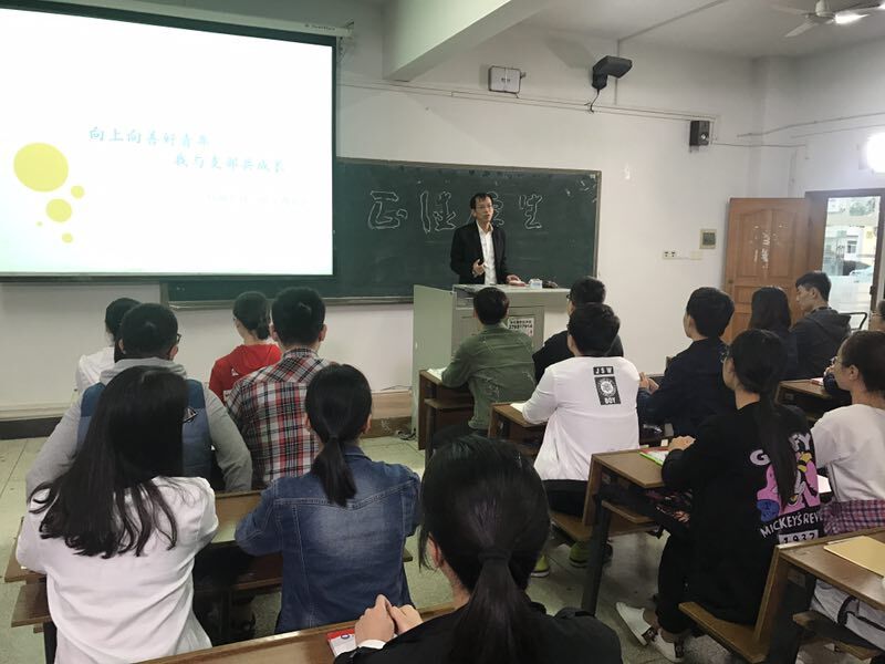 伍中信深入联系班级参加民主生活会