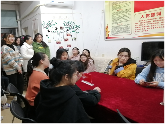 党员们认真观看视频.png