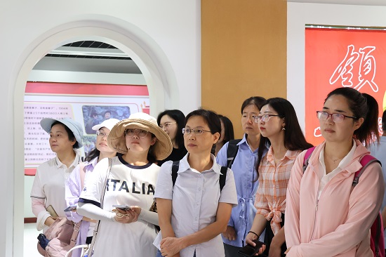 参观回龙精神展览室照片.jpg