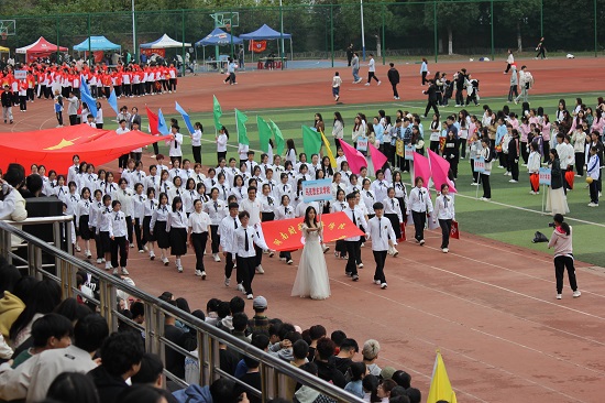 1697851531287054333.jpg 马院学子坚定迈向主席台照片.jpg