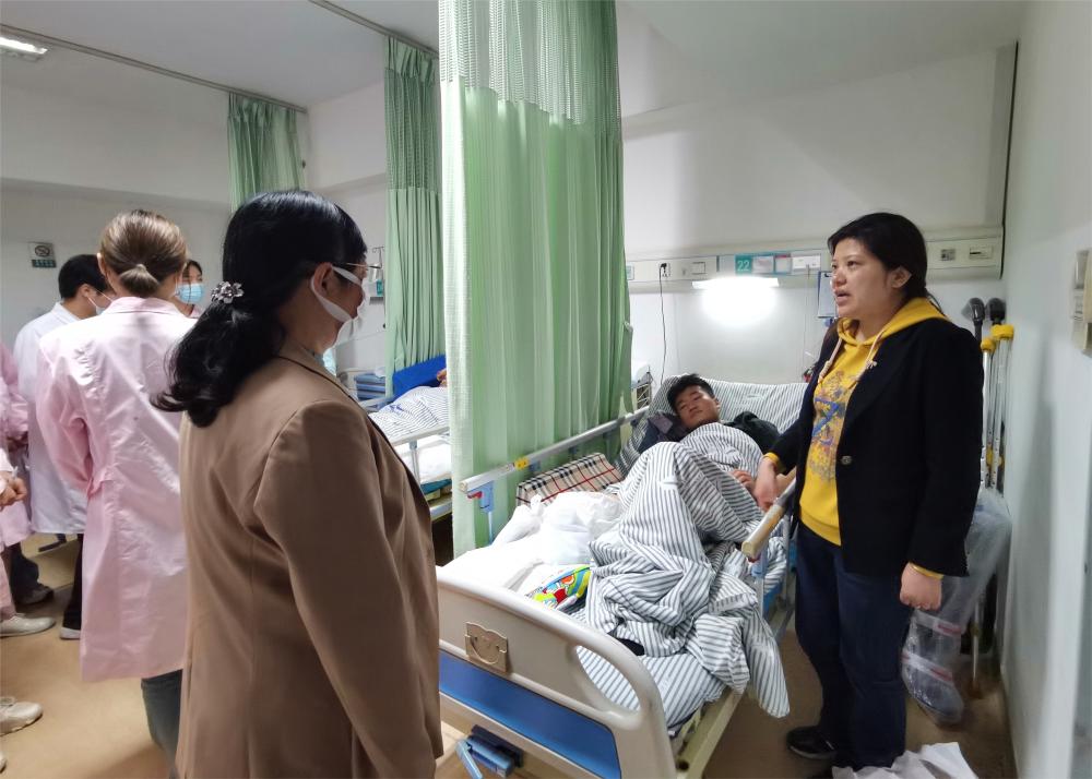 学院党委书记欧倩前往医院慰问住院学生