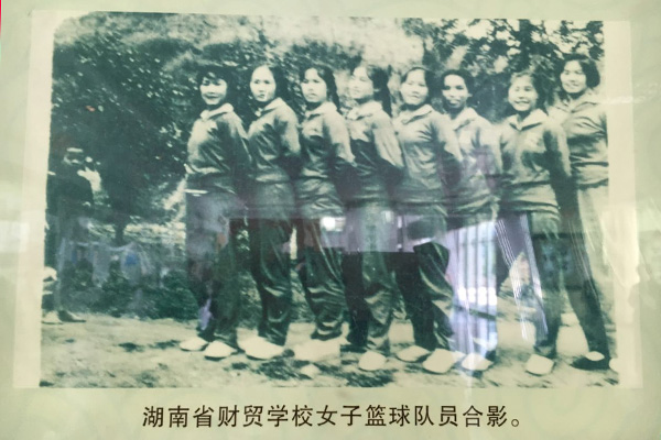 校友50多年前的合影。.jpg