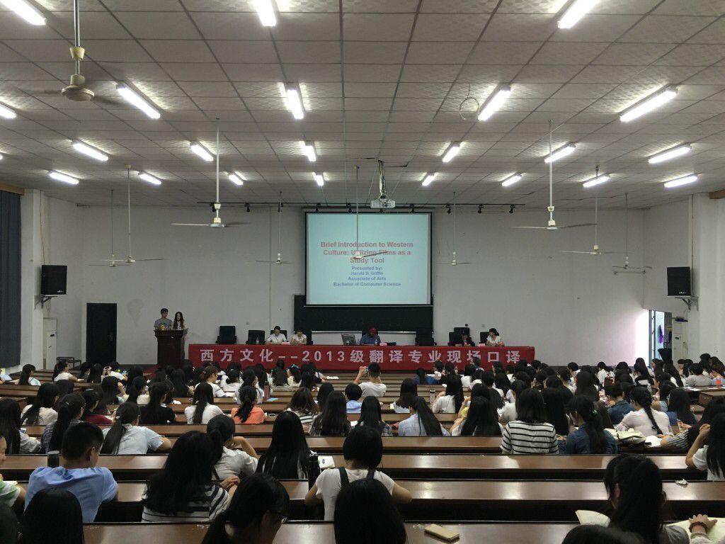 翻译班学生讲座现场口译.jpg