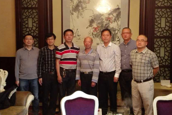 1511323328541067226.jpg 名誉会长彭子美、秘书长李涛与常德部分校友合影。.jpg
