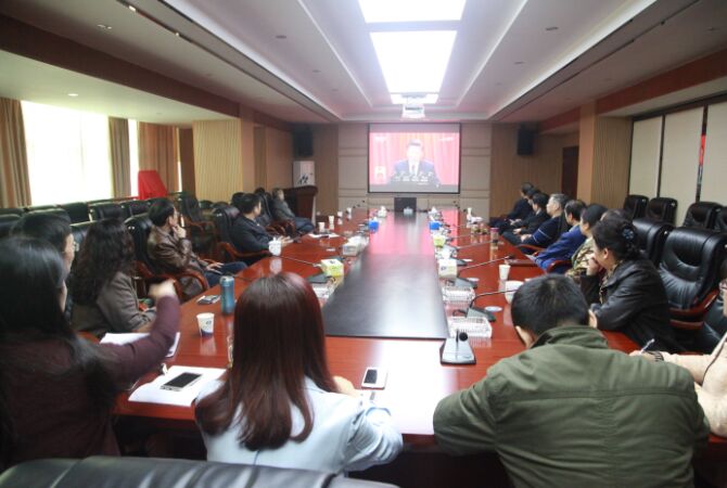 党委中心组成员和行政人员共同收看十九大开幕式（唐雄伟摄）.jpg