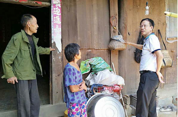 （伍中信到贫困户家中了解情况）.png