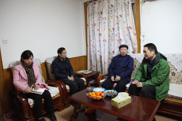 肖湘愚、晏金平走访慰问必威betway西汉姆退休的原校长兼党委书记刘畅鹏.png
