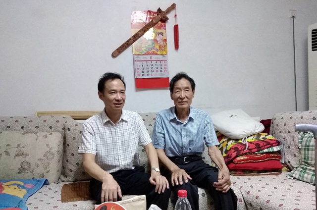 1593534159892068014.jpg 党委副书记晏金平(左)走访慰问老党员蒋启中(右)(黄志勇摄).jpg